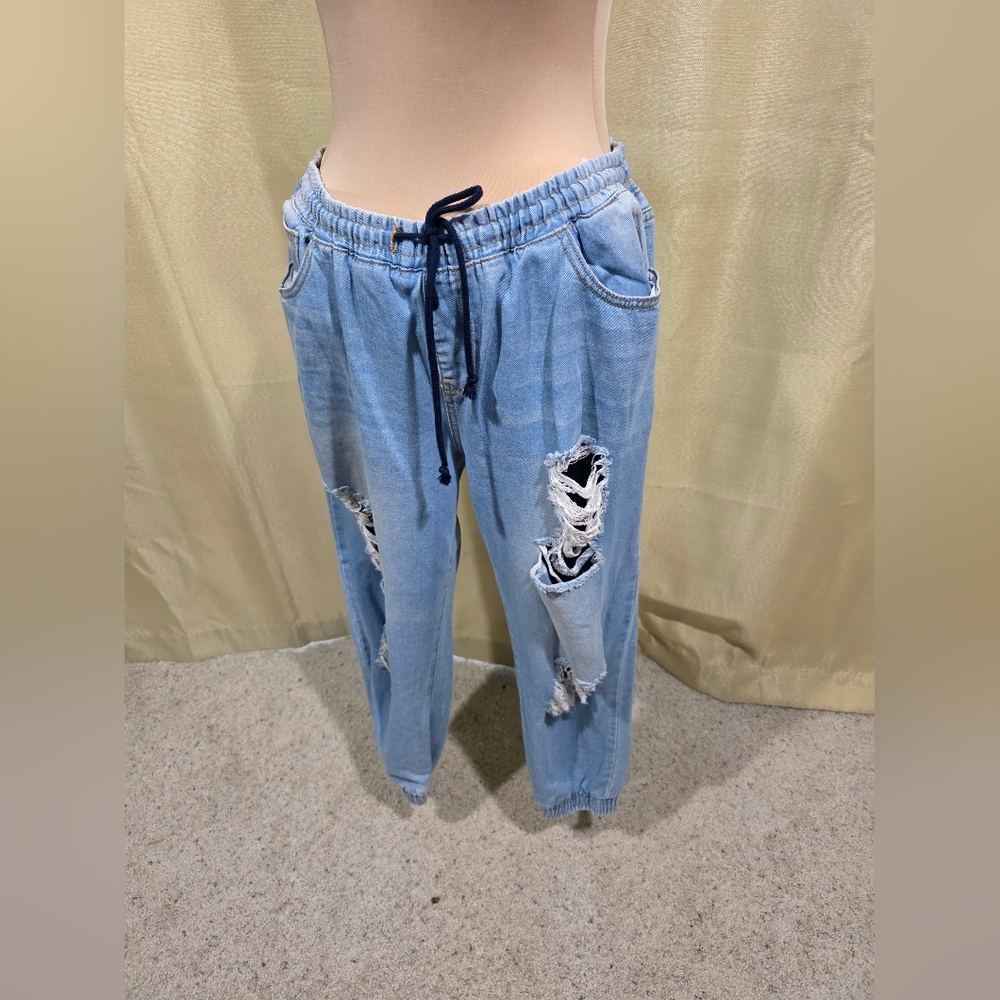 Guess Light Blue Distressed Boyfriend Jeans XL. 27in Inseam
